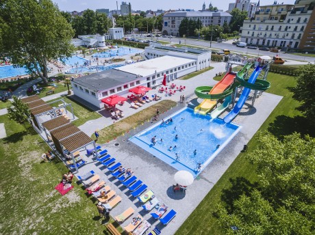 Holnap nyit a strand - csúszdák és vizes játszótér is várja a fehérváriakat